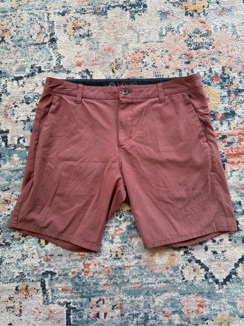 Vuori Men’s Aim Golf Shorts
Size 34